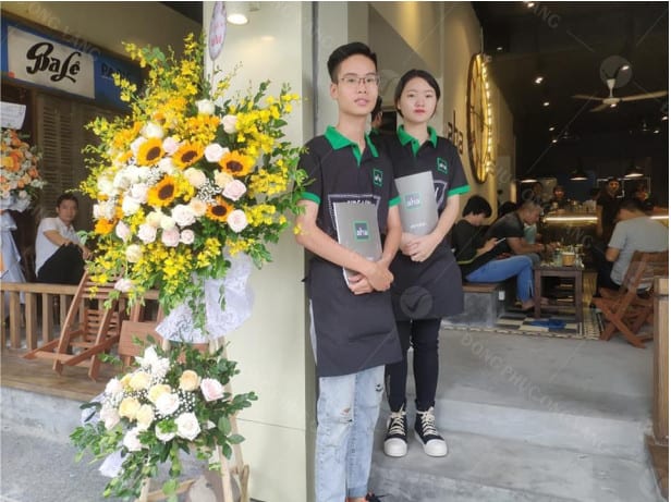 Đồng phục quán Cafe Aha tạo sự gần gũi giữa các nhân viên